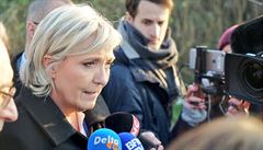 Marine Le Penová u uprchlického tábora v Grand-Synthe