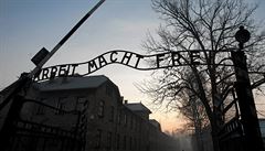 Slogan nad vraty Osvtimi Arbeit macht frei - Prací ke svobod. Vta je...