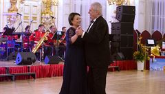 Prezident Milo Zeman taní s manelkou Ivanou na plese, který spolu poádali...