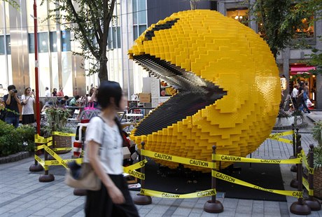 Ti metry vysoká socha Pac-Mana z lega