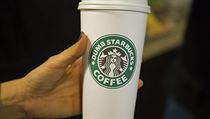 Kelímek kávy Starbucks. | na serveru Lidovky.cz | aktuální zprávy