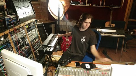 James Righton ve studiu Faust Records