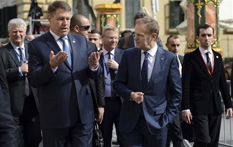 Donald Tusk (vpedu vpravo) pichází na summit spolu s rumunským prezidentem...