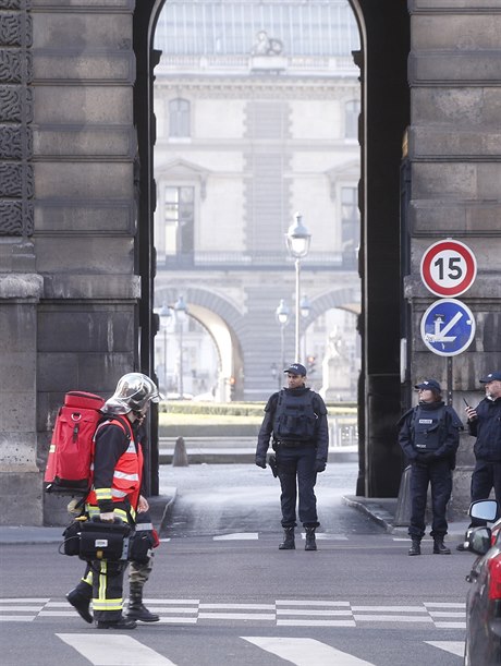 Policie evakuovala Louvre.