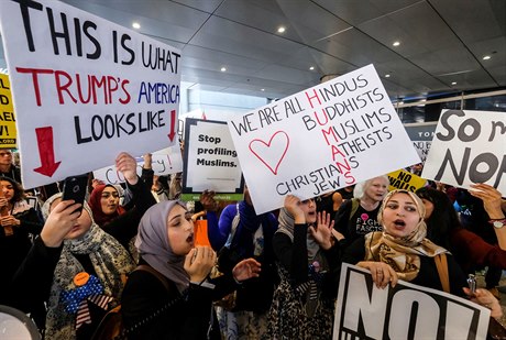 Lidé demonstrující proti antiimigranímu dekretu v Los Angeles.