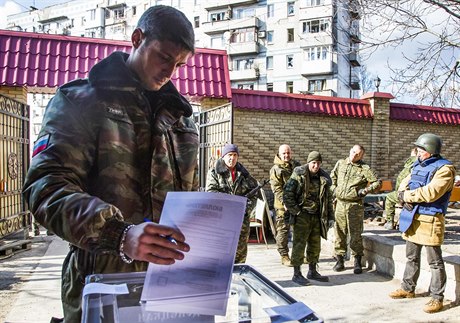 Jeden z velitel donckých separatist Michail Tolstych, zvaný Givi, volí v...