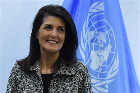 Nikki Haleyová u vlajky OSN.