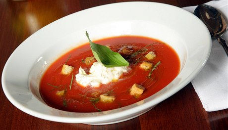 Studená tomatová polévka se sýrem burrata (125 K).