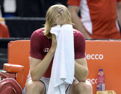 Denis Shapovalov zpytuje svdomí poté, co rozhodí pedasn ukonili zápas.