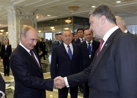 Vladimir Putin (vlevo) a Petro Poroenko pi jednáních v Minsku (2014).