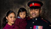 Johnson Beharry, dritel Viktoriina ke, se svou rodinou.