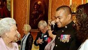 Johnson Beharry obdrel od krlovny Albety II. nejvy britsk vojensk...