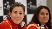 Zleva Gabriňe Muguruzaová a nehrající kapitánka Conchita Martínezová na... | na serveru Lidovky.cz | aktuální zprávy
