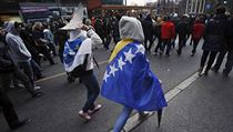 Demonstrantky zahal v bosensk vlajce