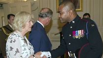 Johnson Beharry se dky svm ocennm setkal i s krlovskou rodinou. Na snmku...