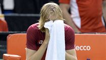 Denis Shapovalov zpytuje svdom pot, co rozhod pedasn ukonili zpas.