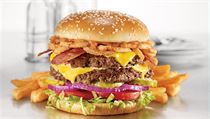 Dvojitý cheesburger podle vlastní chuti z restaurace Denny's | na serveru Lidovky.cz | aktuální zprávy