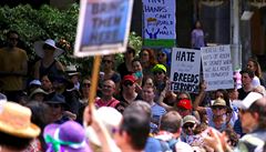 Demonstranti s transparenty v Sydney protestovali proti Trumpovu doasnému...