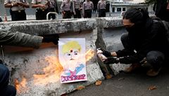 Aktivista pálí ped americkým velvyslanectvím v Jakart plakát znázorující...