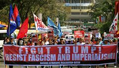 Filipíntí demonstranti li v prvodu ped americkou ambasádu v Manile.