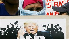 Filipínsko-muslimská demonstrantka ped americkou ambasádou.