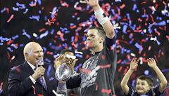 Quarterback New England Patriots Tom Brady pi oslav vítztví.