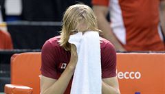 Denis Shapovalov zpytuje svdomí poté, co rozhodí pedasn ukonili zápas.