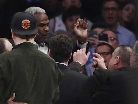 Bývalý basketbalista New York Knicks Charles Oakley se hádá s ochrankou.