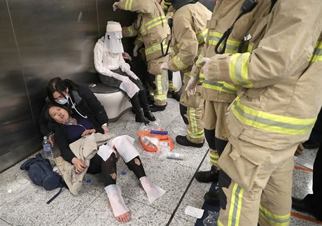 Zranní v metro stanici v Hong Kongu