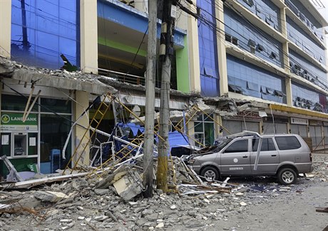 Zniená budova po silném zemtesení na Filipínách
