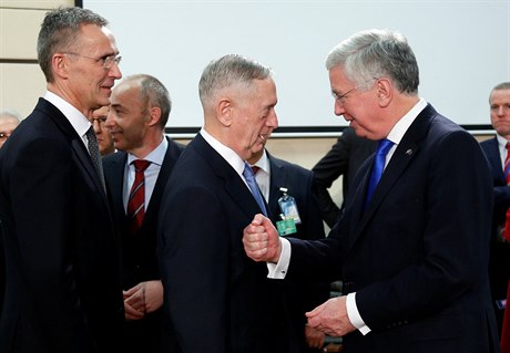 Generální tajemník NATO Stoltenberg, americký ministr obrany Mattis a britský...