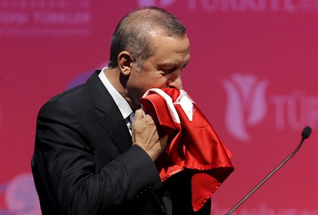 Turecký prezident Erdogan líbá vlajku Turecka (ilustraní foto).