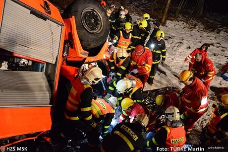 Pi nehod cisterny dobrovolných hasi mezi Horní Suchou a Karvinou jeden z...