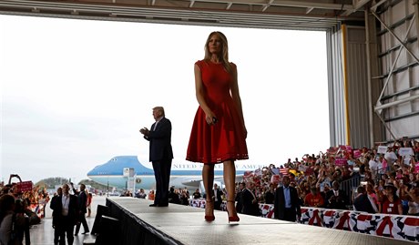 Americký prezident Donald Trump a jeho manelka Melanie na setkání na Florid....