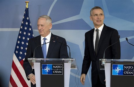 Americký ministr obrany James Mattis s generálním tajemníkem NATO Jensem...