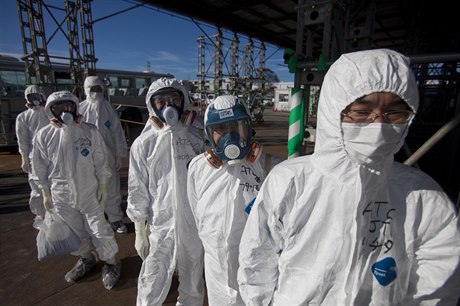 Pracovníci fukuimské elektrárny v ochranných oblecích.