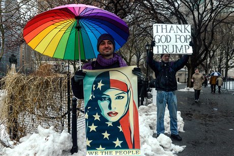 Mu protestující v New Yorku proti Trumpovu imigranímu píkazu stojí ped...