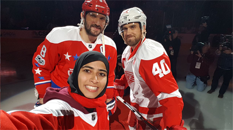 Fatima Al Ali si dlá fotografii s hvzdami NHL Alexem Ovekinem a Henrikem...