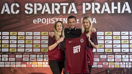 David Lafata a hostesky pedstavují nový dres fotbalist Sparty.