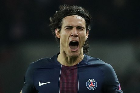 Edinson Cavani se raduje ze tvrtého gólu do sít Barcy.