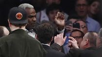 Bývalý basketbalista New York Knicks Charles Oakley se hádá s ochrankou. | na serveru Lidovky.cz | aktuální zprávy