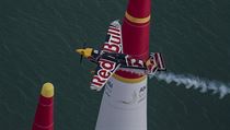 Martin Šonka při vítězném letu v závodě Red Bull Air Race v Abú Dabí. | na serveru Lidovky.cz | aktuální zprávy