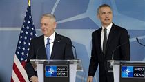 Americký ministr obrany James Mattis s generálním tajemníkem NATO Jensem... | na serveru Lidovky.cz | aktuální zprávy
