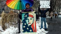 Muž protestující v New Yorku proti Trumpovu imigračnímu příkazu stojí před... | na serveru Lidovky.cz | aktuální zprávy