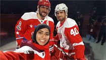 Fatima Al Ali si dělá fotografii s hvězdami NHL Alexem Ovečkinem a Henrikem... | na serveru Lidovky.cz | aktuální zprávy