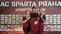 David Lafata a hostesky představují nový dres fotbalistů Sparty. | na serveru Lidovky.cz | aktuální zprávy