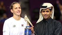 Karolna Plkov prv obdrela trofej za vtzstv na turnaji v katarskm...