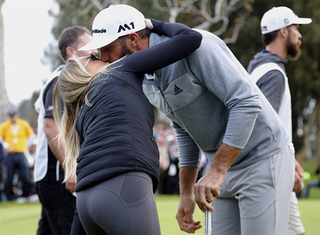 Dustin Johnson se snoubenkou Paulinou Gretzky po triumfu na Genesis Open