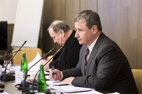 Poslanec Martin Komárek pedsedá volebnímu výboru, který má v kompetenci...