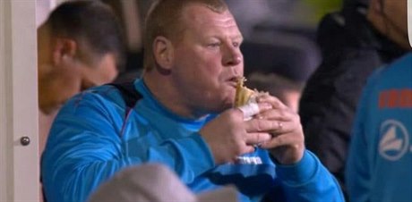 Wayne Shaw se krmí masovým koláem bhem zápasu s Arsenalem.